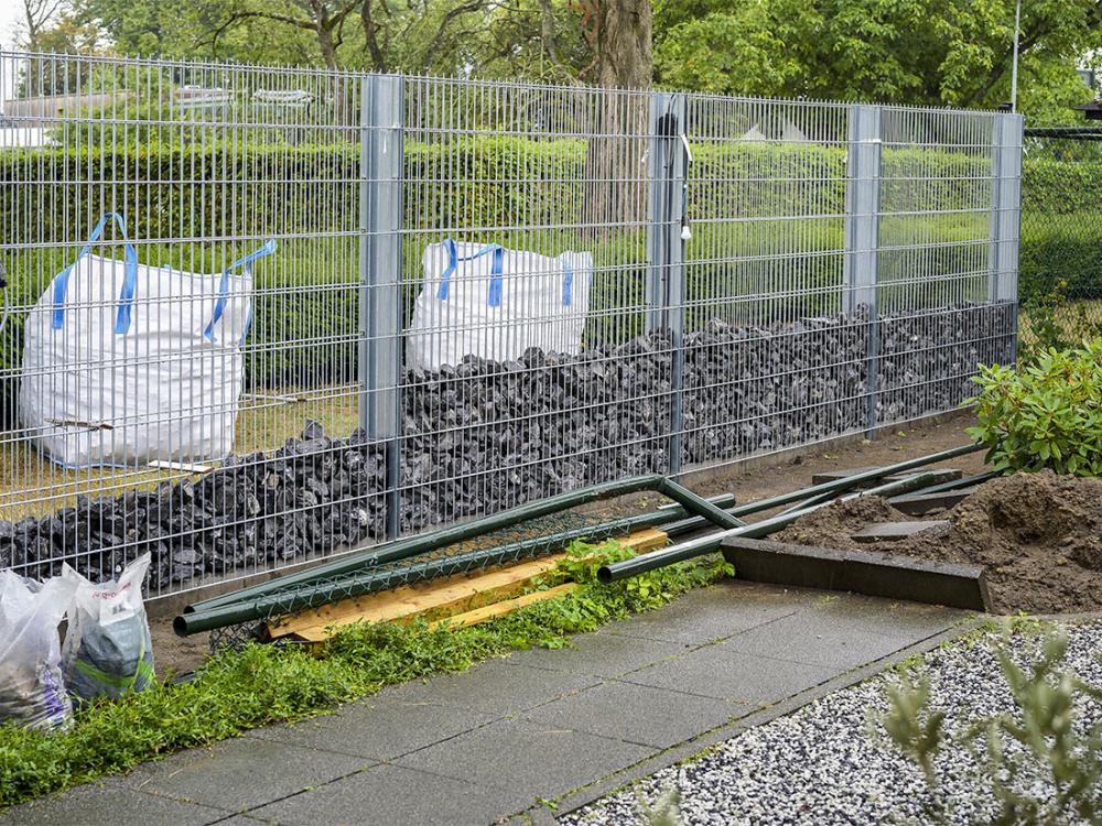 Schanskorf vullen met stenen
