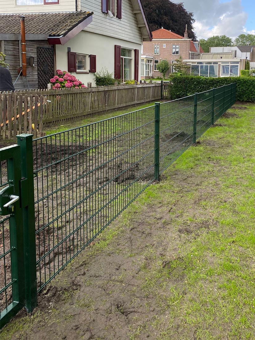 Montage: Dubbelstaafmat met deluxe beugels in RAL 6005