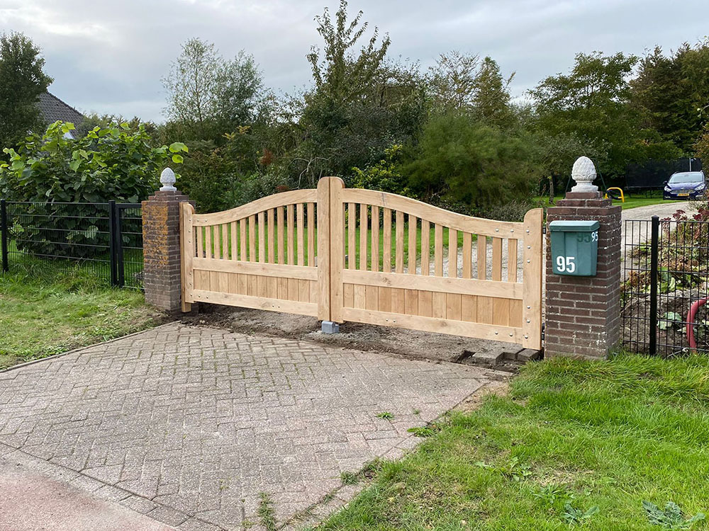 Montage: Twee keer een dubbele eikenhouten poort