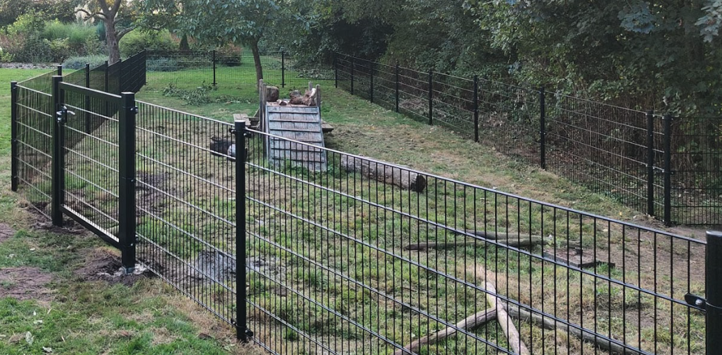 Bespaar op onderhoud: zo kies je een hekwerk dat lang meegaat