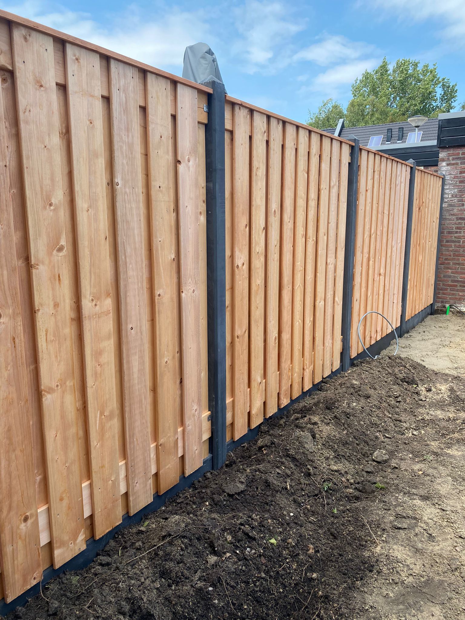 Montage: Red Class hout beton schutting