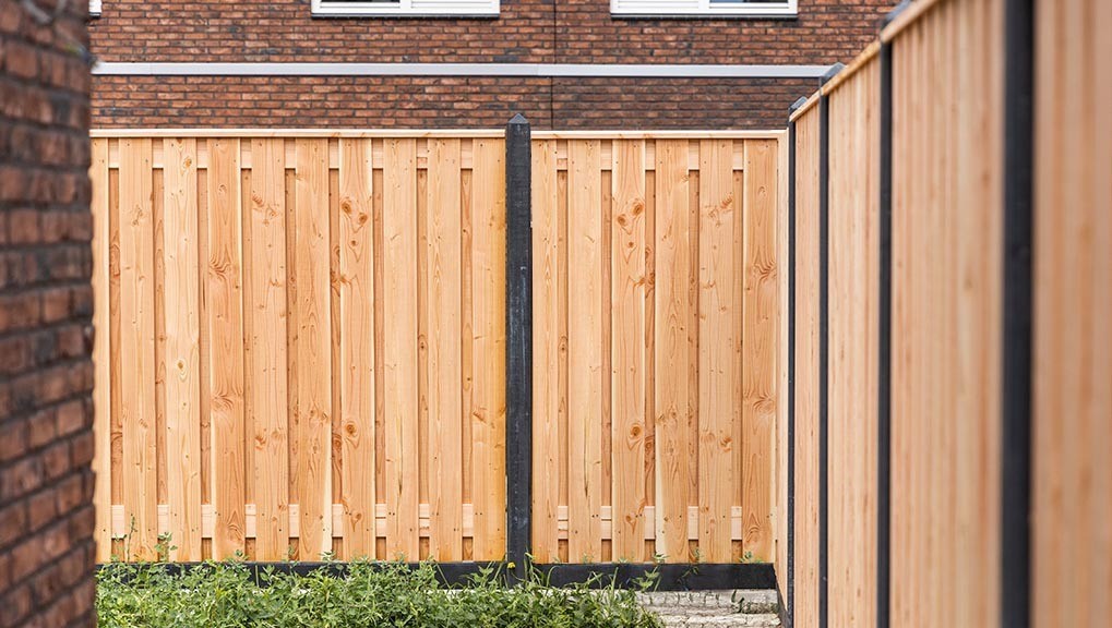 Industriële elegantie met een hout beton schutting