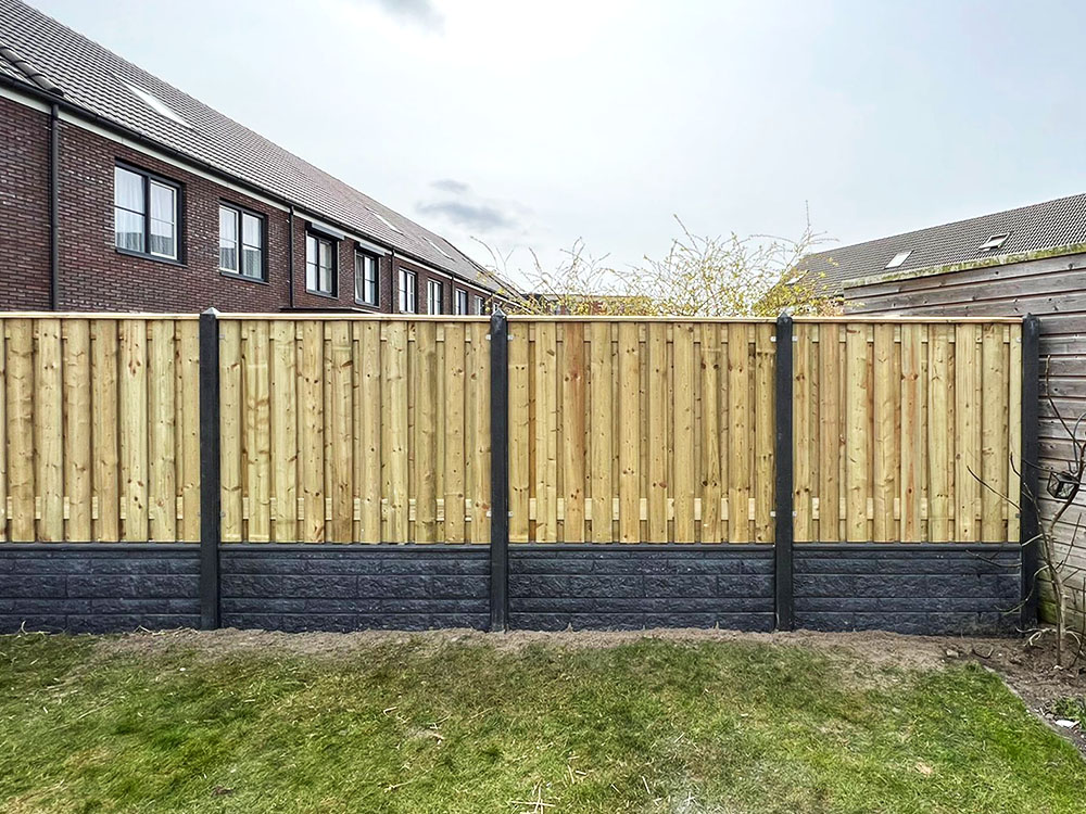 Montage: Grenen rotsmotief schutting.