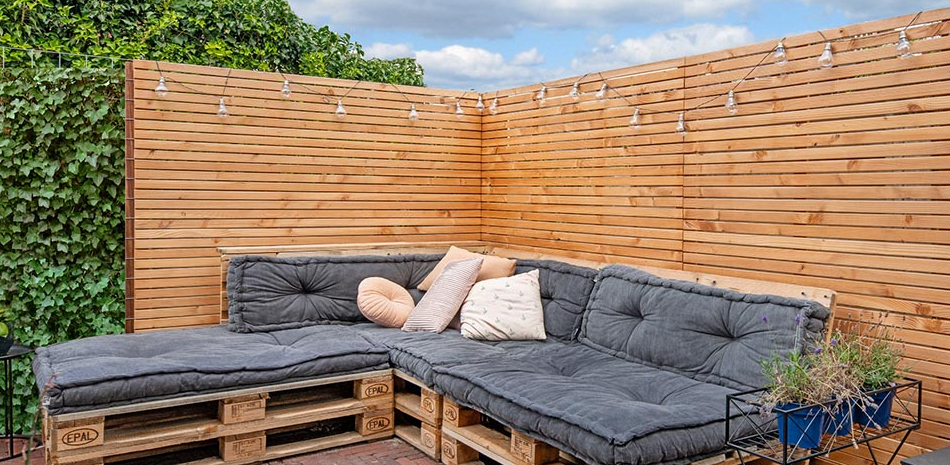 De voordelen van tuinschermen: privacy, stijl en bescherming in één