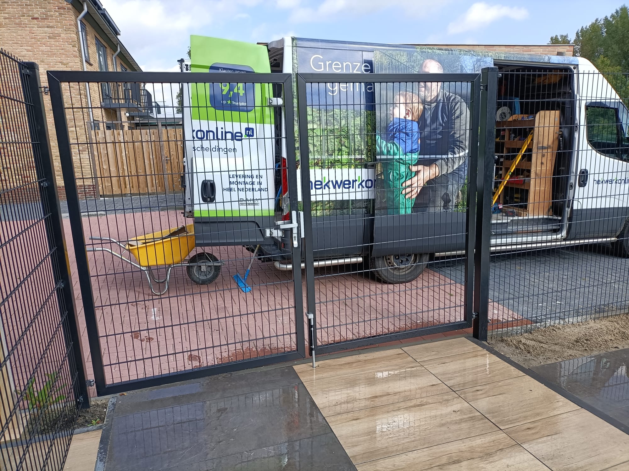 Montage: Dubbele Premium poort met dubbelstaafs hekwerk met multipalen.