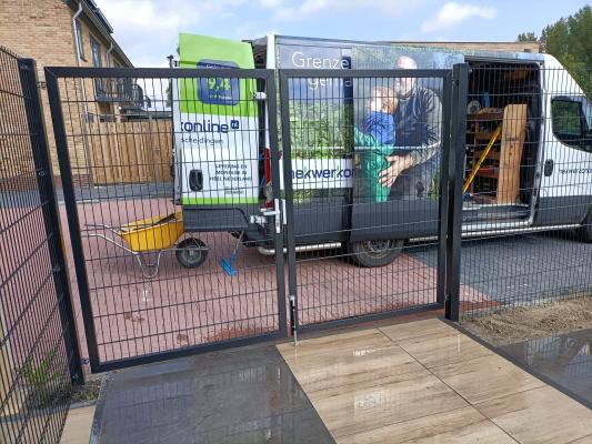 Montage: Dubbele Premium poort met dubbelstaafs hekwerk met multipalen.