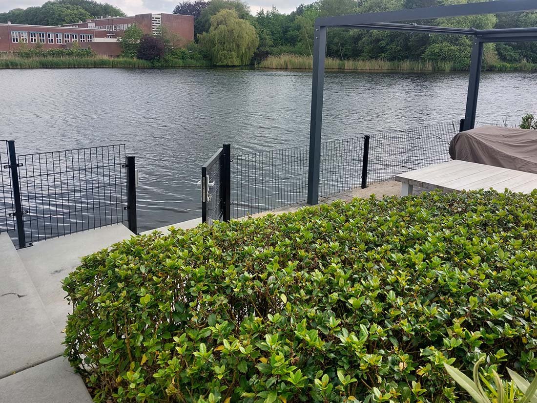 Dubbelstaafmat hekwerk langs water