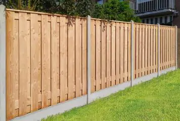 Hout-Beton schutting