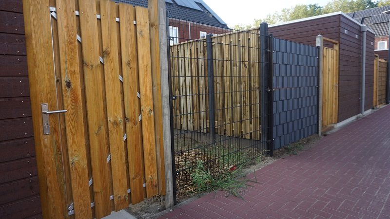 Een mooie tuinpoort bij jouw omheining